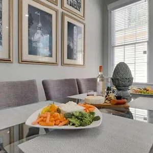 Bed & Breakfast 111 Waldburg Street Beautifully Renovated Historic 5 Bedroom 5 Bath, Savannah